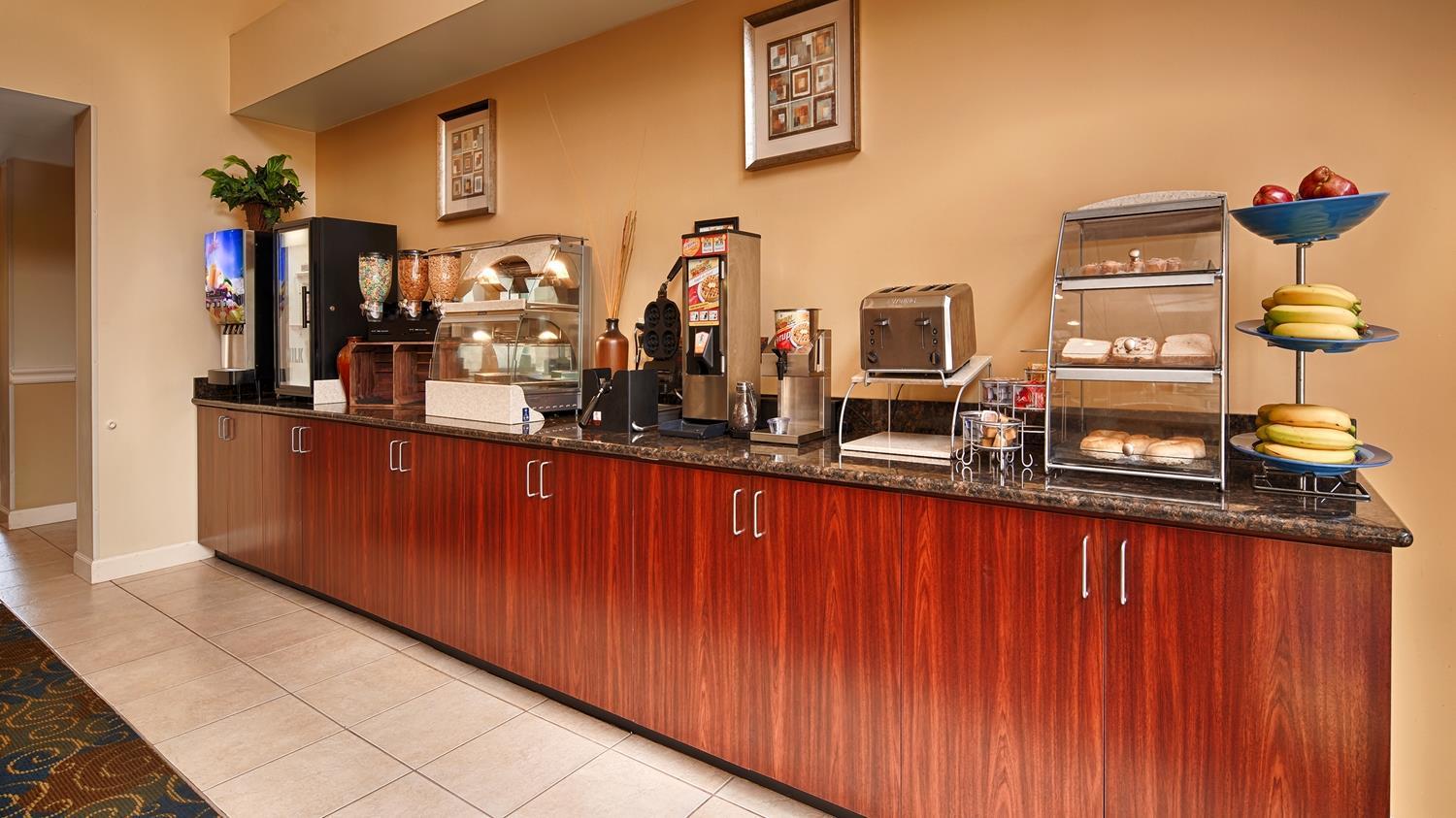 Best Western Plus Yadkin Valley Inn & Suites Jonesville Екстериор снимка