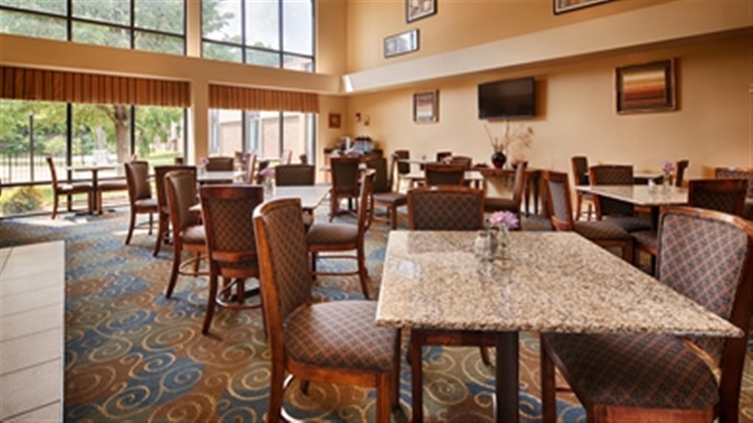 Best Western Plus Yadkin Valley Inn & Suites Jonesville Екстериор снимка
