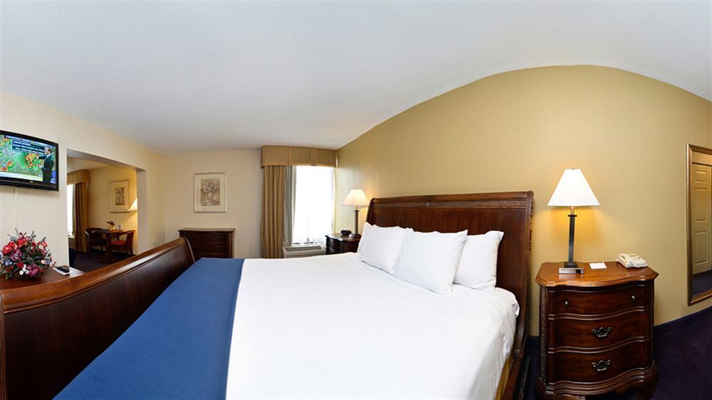 Best Western Plus Yadkin Valley Inn & Suites Jonesville Екстериор снимка