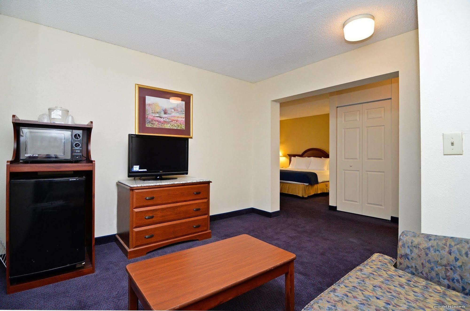 Best Western Plus Yadkin Valley Inn & Suites Jonesville Екстериор снимка