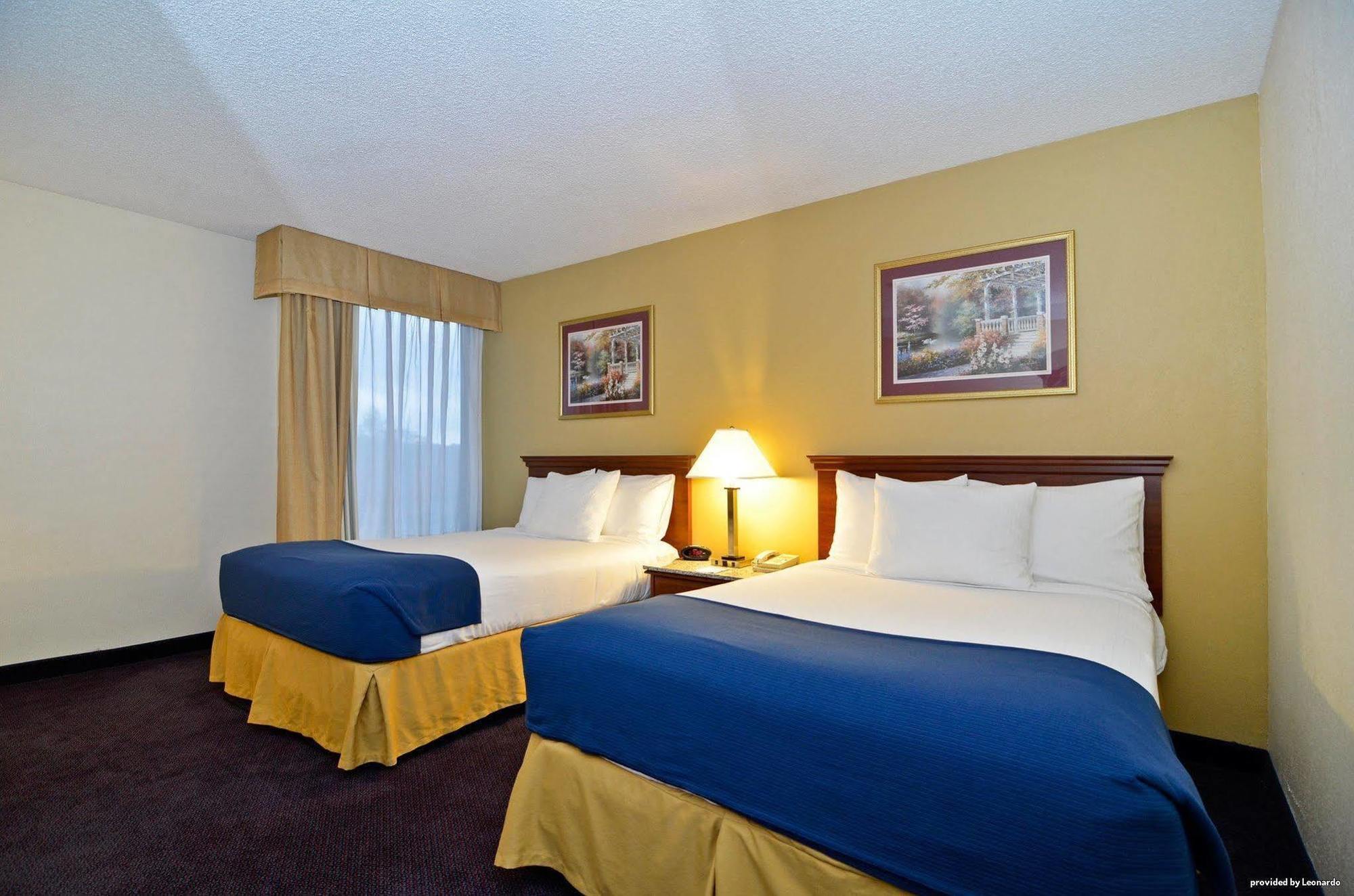 Best Western Plus Yadkin Valley Inn & Suites Jonesville Екстериор снимка