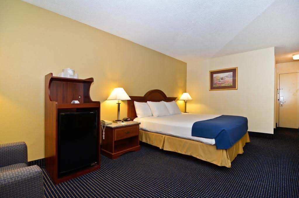 Best Western Plus Yadkin Valley Inn & Suites Jonesville Екстериор снимка